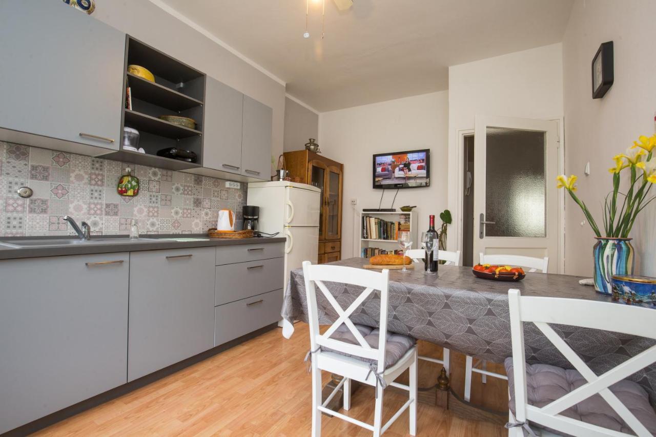 Pietas Iulia Apartment Pula Bagian luar foto