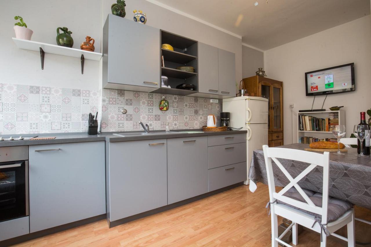 Pietas Iulia Apartment Pula Bagian luar foto